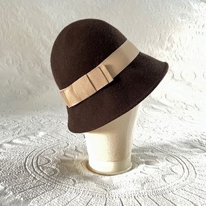 🤎1920’s VINTAGE style cloche wool hat! Chocolate brown with cream hat band🤎